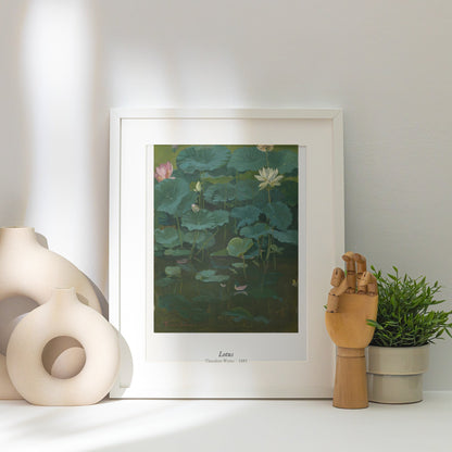 Lotus, Theodore Wores | Affiche Art Premium, affiche encadrée posée près d'un vase blanc, lumière rasante