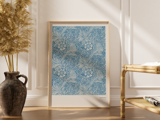 Marigold - William Morris - Affiche Arts & Crafts, affiche encadrée dans un intérieur élégant, cadre bois clair