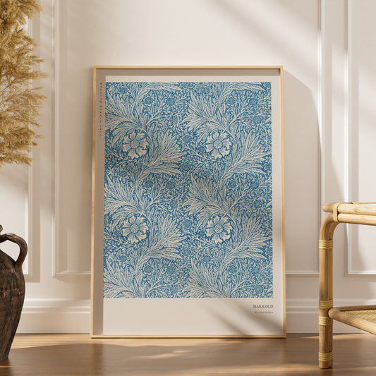 Marigold - William Morris - Affiche Arts & Crafts, affiche encadrée dans un intérieur élégant, herbes séchées et chaise en ro