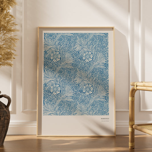 Marigold - William Morris - Affiche Arts & Crafts, affiche encadrée dans un intérieur élégant, herbes séchées et chaise en ro