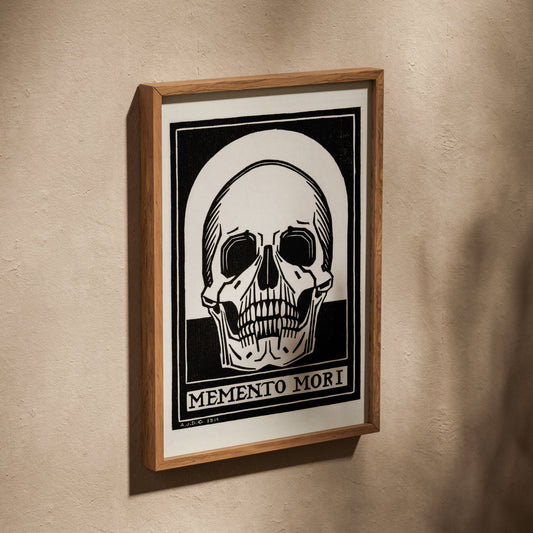 Memento Mori - Julie de Graag - Gravure Art Nouveau, affiche dans un cadre en chêne posé de biais sur un mur texturé