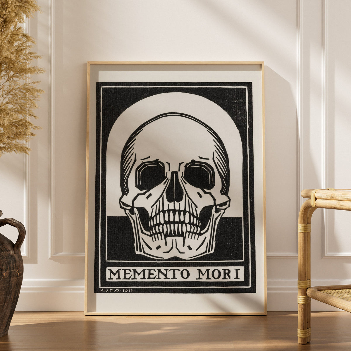 Memento Mori - Julie de Graag - Gravure Art Nouveau, affiche encadrée dans un intérieur élégant, herbes séchées et chaise en 