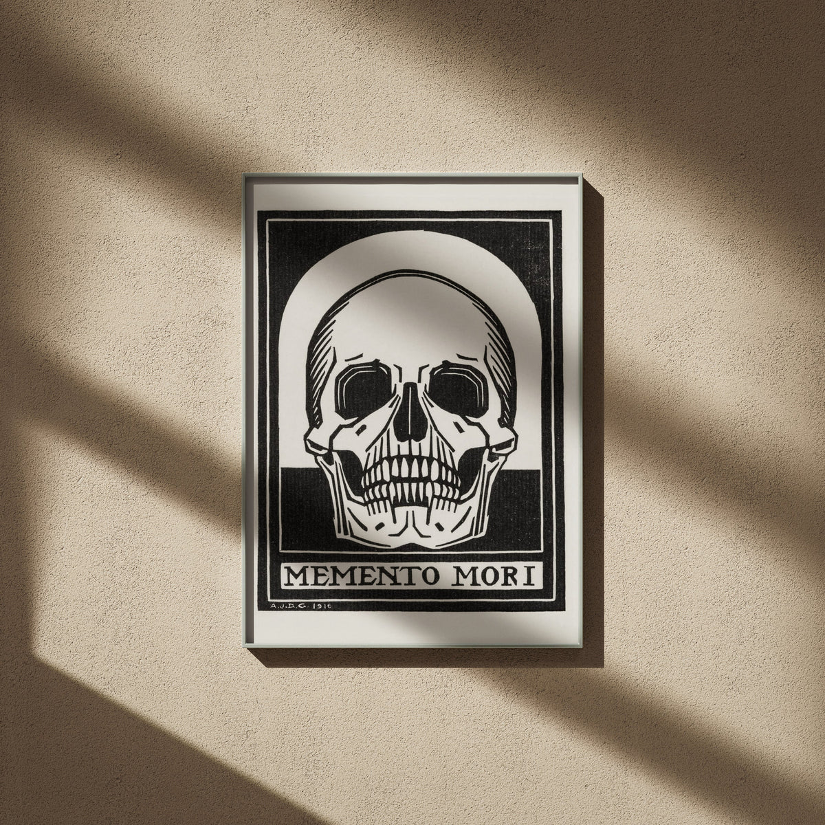 Memento Mori - Julie de Graag - Gravure Art Nouveau, affiche encadrée sur un mur beige, ombres de fenêtre