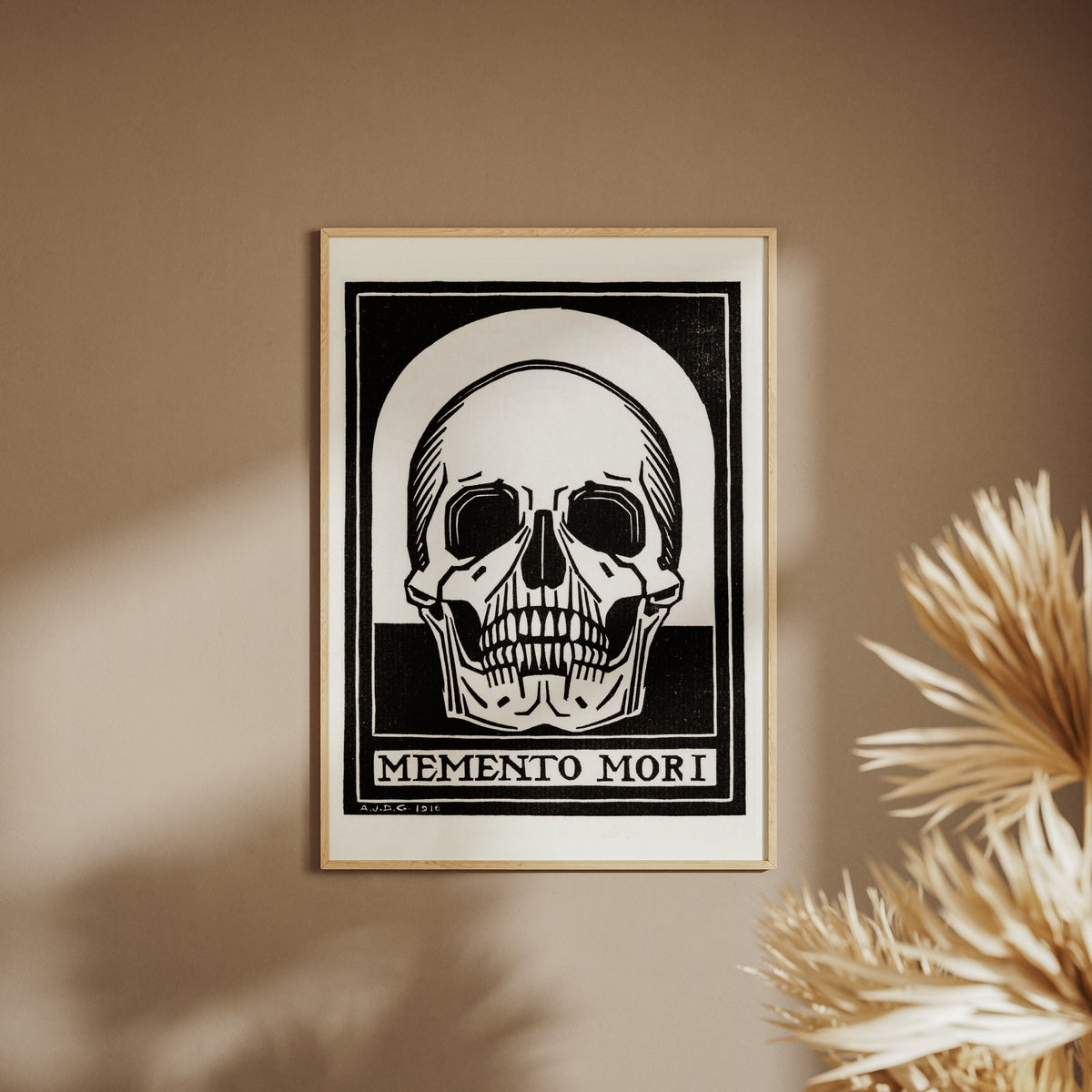 Memento Mori - Julie de Graag - Gravure Art Nouveau, affiche encadrée sur un mur beige, pampas au premier plan