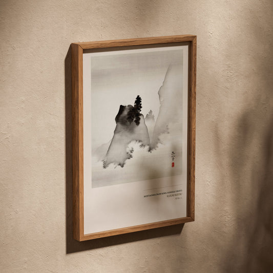 Montagnes - Suzuki Kiitsu - Peinture Japonaise, affiche dans un cadre en chêne posé de biais sur un mur texturé