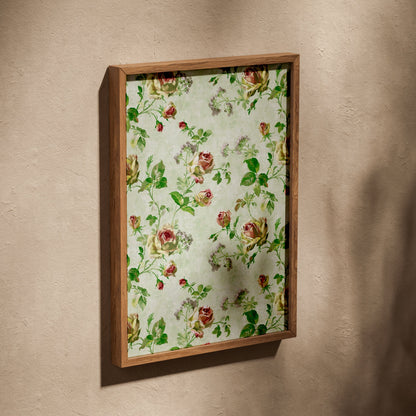 Motif de roses | Affiche Art Botanique Premium, affiche dans un cadre en chêne posé de biais sur un mur texturé