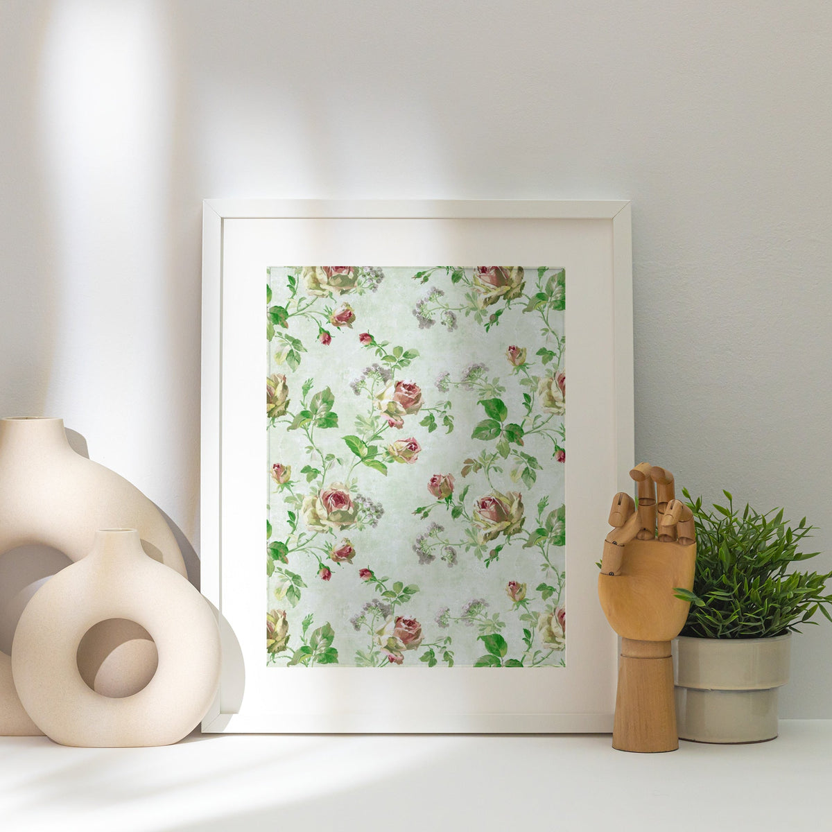 Motif de roses | Affiche Art Botanique Premium, affiche encadrée posée près d'un vase blanc, lumière rasante