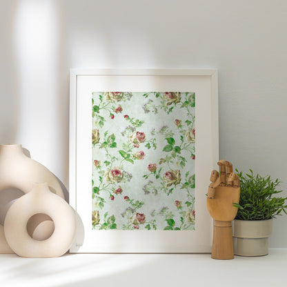 Motif de roses | Affiche Art Botanique Premium, affiche encadrée posée près d'un vase blanc, lumière rasante