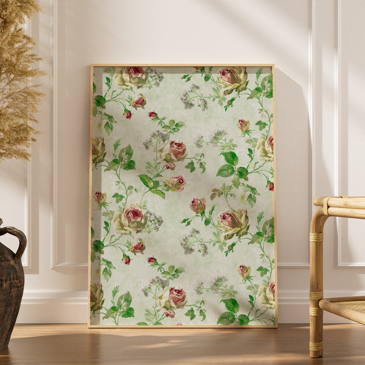 Motif de roses | Affiche Art Botanique Premium, affiche encadrée dans un intérieur élégant, herbes séchées et chaise en rotin