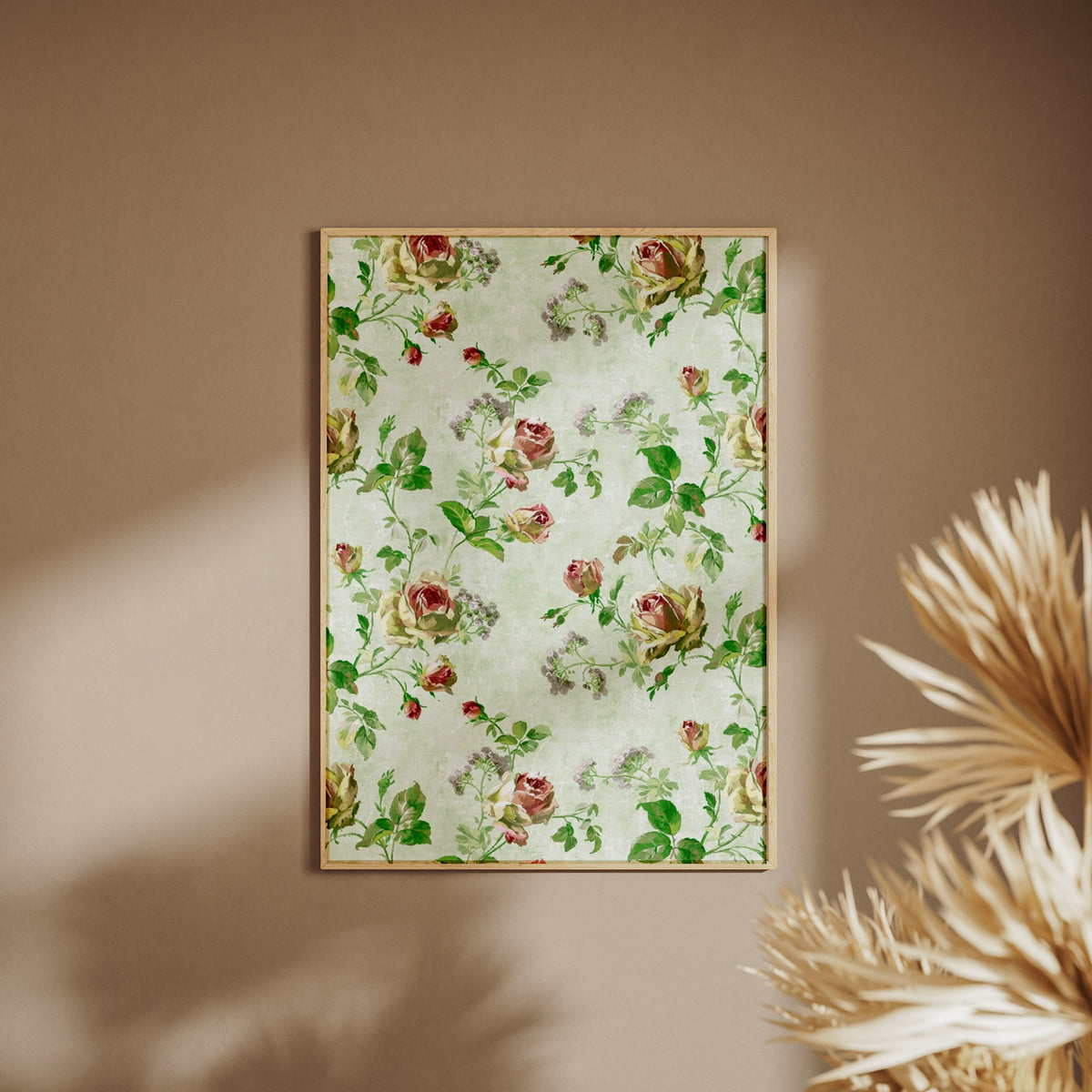 Motif de roses | Affiche Art Botanique Premium, affiche encadrée sur un mur beige, pampas au premier plan