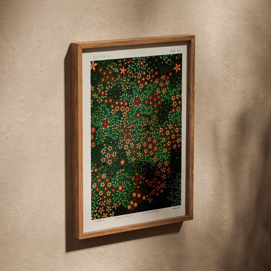 Motif Floral Japonais Section VII - Estampe Florale, affiche dans un cadre en chêne posé de biais sur un mur texturé