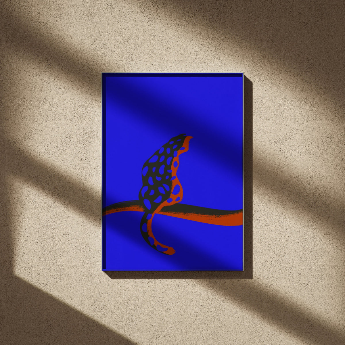 Burning Blue en 50x70, encadré sur un mur beige, ombres de fenêtre