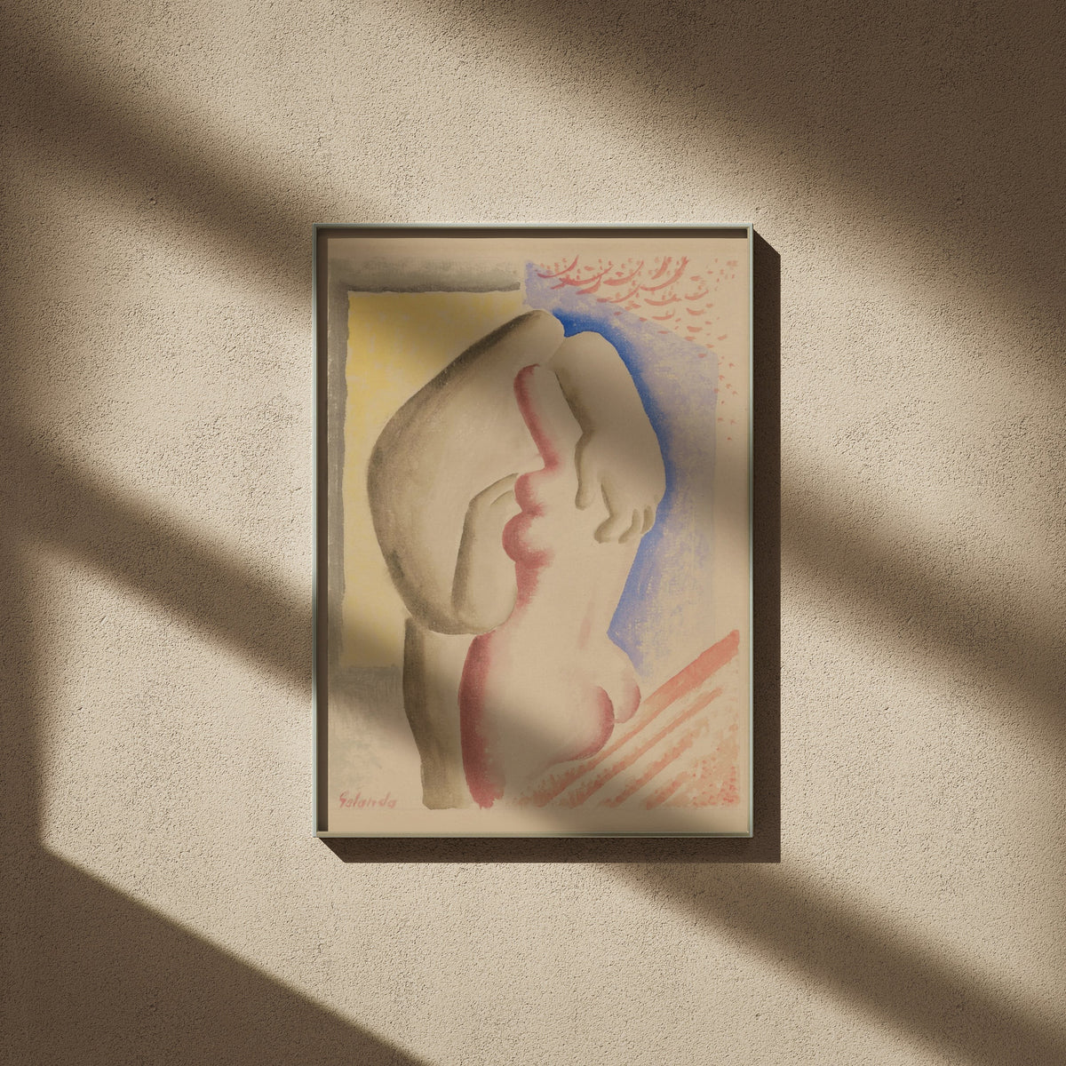 Les Amoureux en 50x70, encadré sur un mur beige, ombres de fenêtre