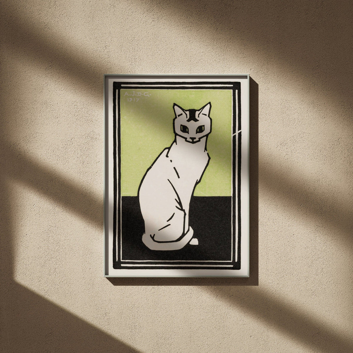 Chat blanc sur fond vert en 50x70, encadré sur un mur beige, ombres de fenêtre