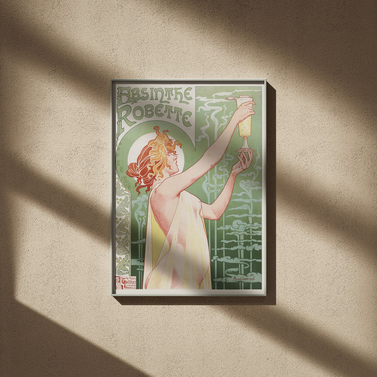 Absinthe Robette en 50x70, encadré sur un mur beige, ombres de fenêtre