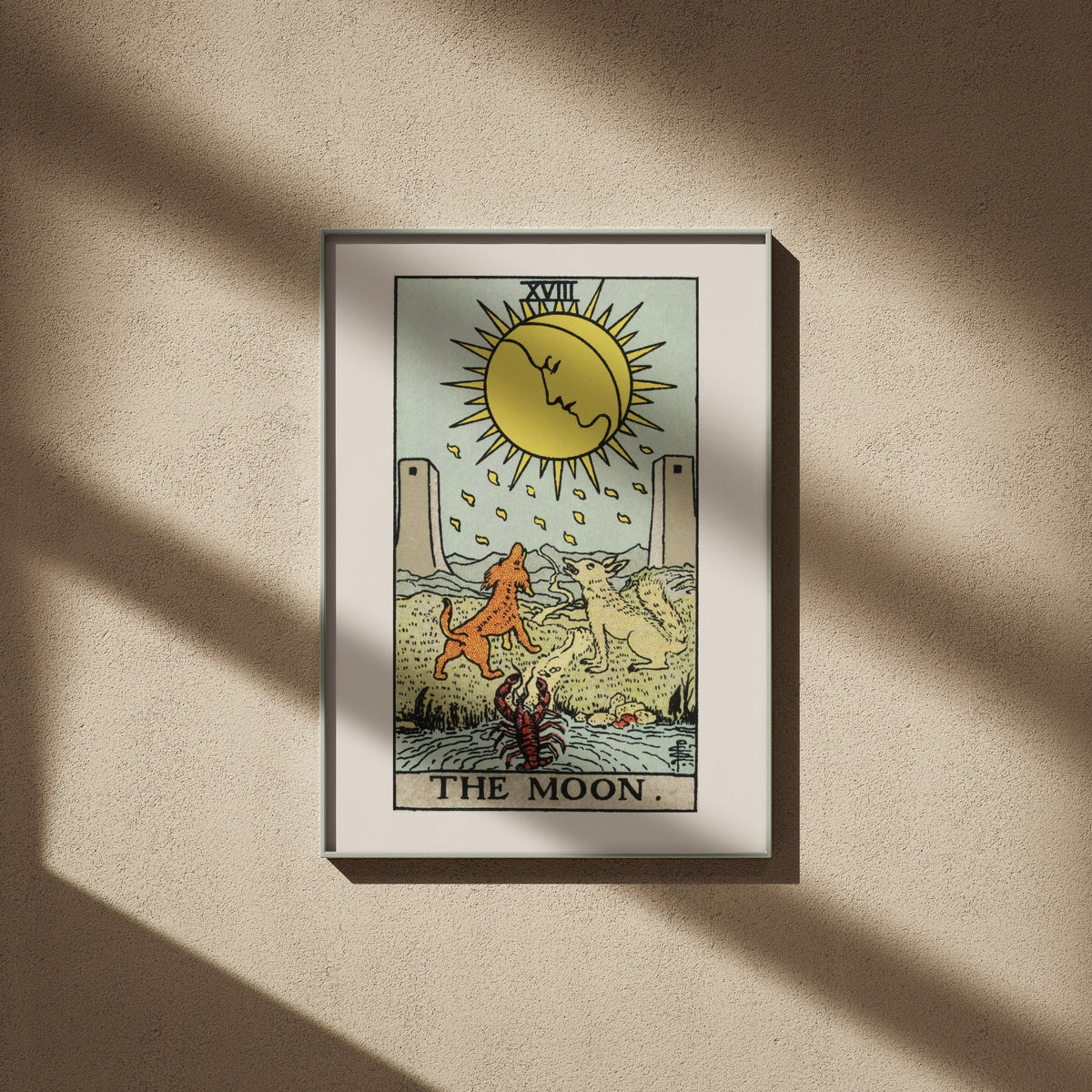 La Lune en 50x70, encadré sur un mur beige, ombres de fenêtre