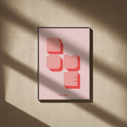 Love en 50x70, encadré sur un mur beige, ombres de fenêtre