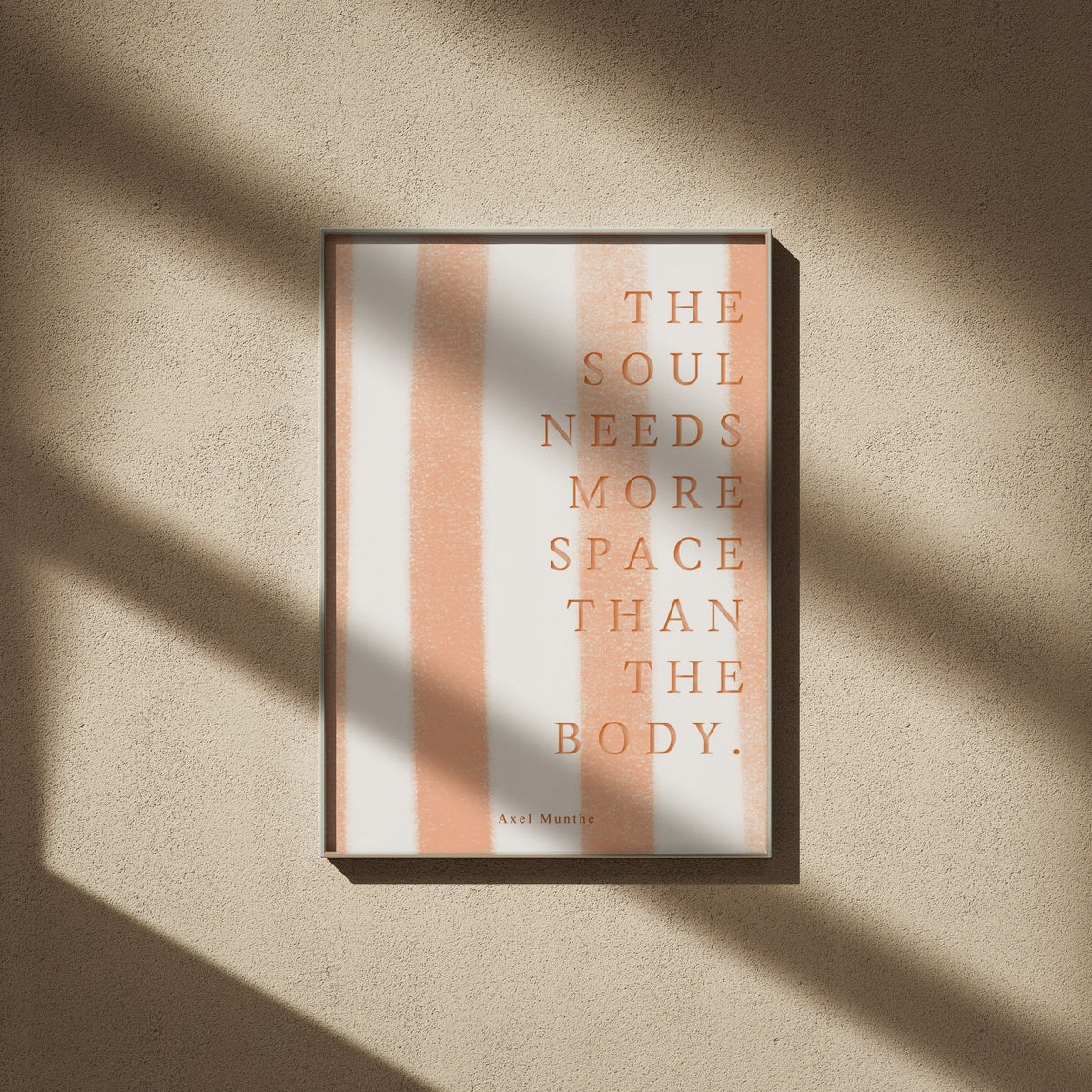 The soul needs more space, Axel Munthe en 50x70, encadré sur un mur beige, ombres de fenêtre