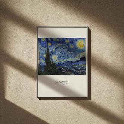 La Nuit étoilée en 50x70, encadré sur un mur beige, ombres de fenêtre