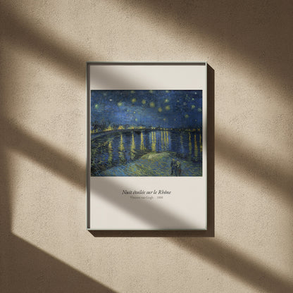 Nuit étoilée sur le Rhône en 50x70, encadré sur un mur beige, ombres de fenêtre