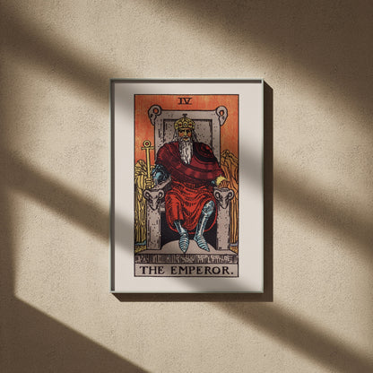 L'Empereur, arcane IV du tarot Rider-Waite en 50x70, encadré sur un mur beige, ombres de fenêtre