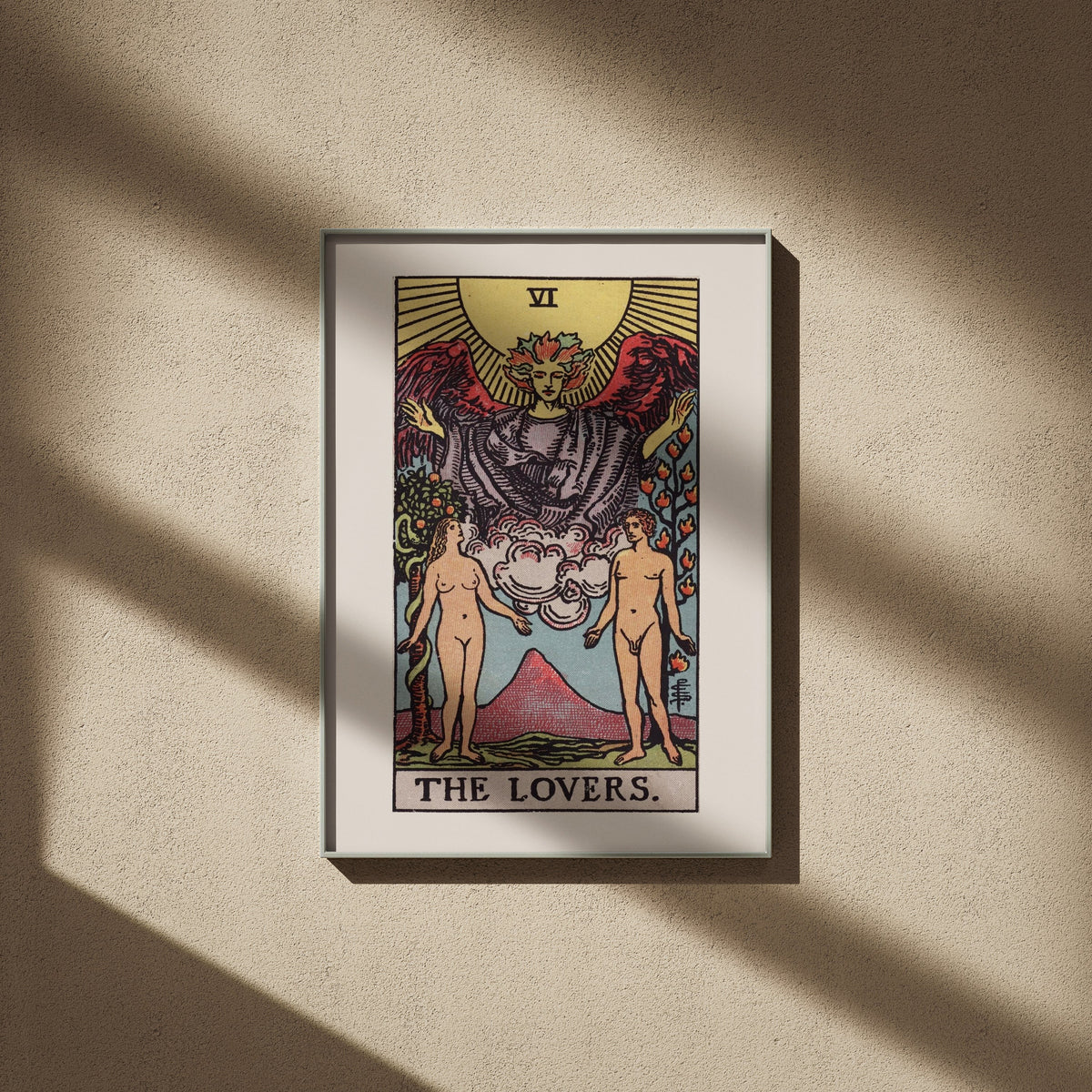 Les Amoureux, arcane VI du tarot Rider-Waite en 50x70, encadré sur un mur beige, ombres de fenêtre