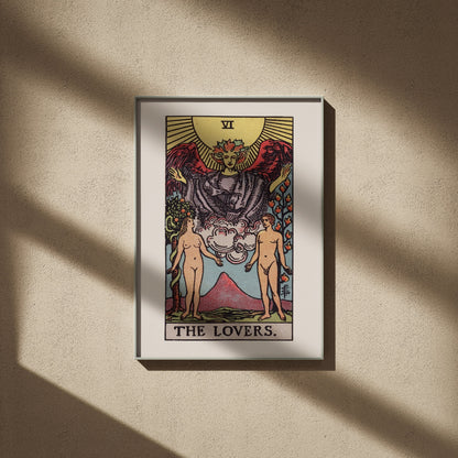 Les Amoureux, arcane VI du tarot Rider-Waite en 50x70, encadré sur un mur beige, ombres de fenêtre