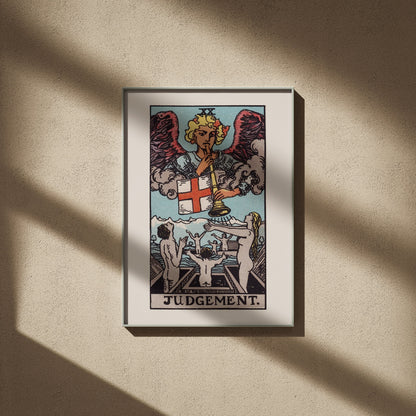 Le Jugement, arcane XX du tarot Rider-Waite en 50x70, encadré sur un mur beige, ombres de fenêtre