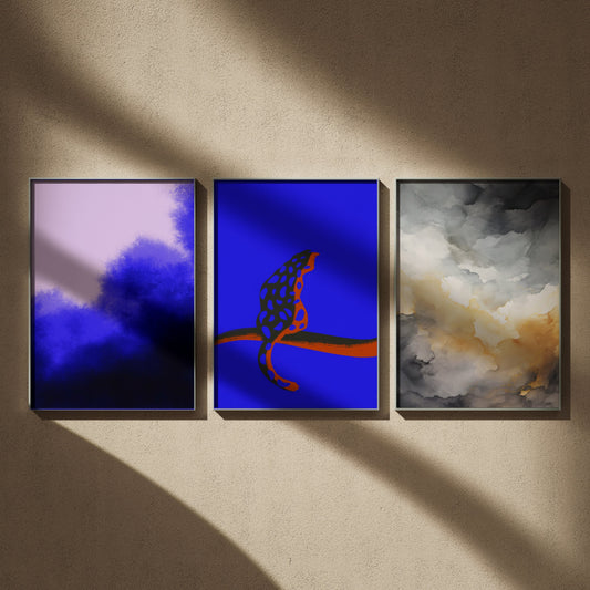 Triptyque art abstrait en 50x70 : Stillness No. 3, Burning Blue et Watercolor Sunset, encadrés côte à côte sur un mur beige
