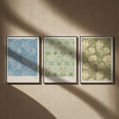 Triptyque William Morris en 50x70 : Marigold, Daisy et Chrysanthemum, encadrés côte à côte sur un mur beige