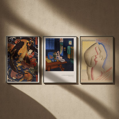 Triptyque musée en 50x70 : Oniwakamaru et la carpe géante, L'Atelier aux poissons rouges et Les Amoureux, encadrés côte à côte sur un mur beige