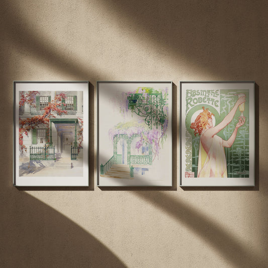 Triptyque Art nouveau en 50x70 : Façade et lierre d'automne, Glycine sur une façade et Absinthe Robette, encadrés côte à côte sur un mur beige