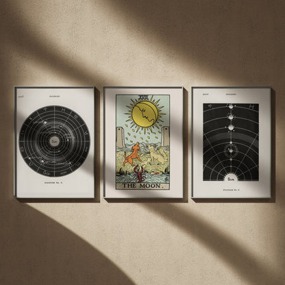 Triptyque astronomie vintage en 50x70 : Système solaire, La Lune et Le Soleil, encadrés côte à côte sur un mur beige