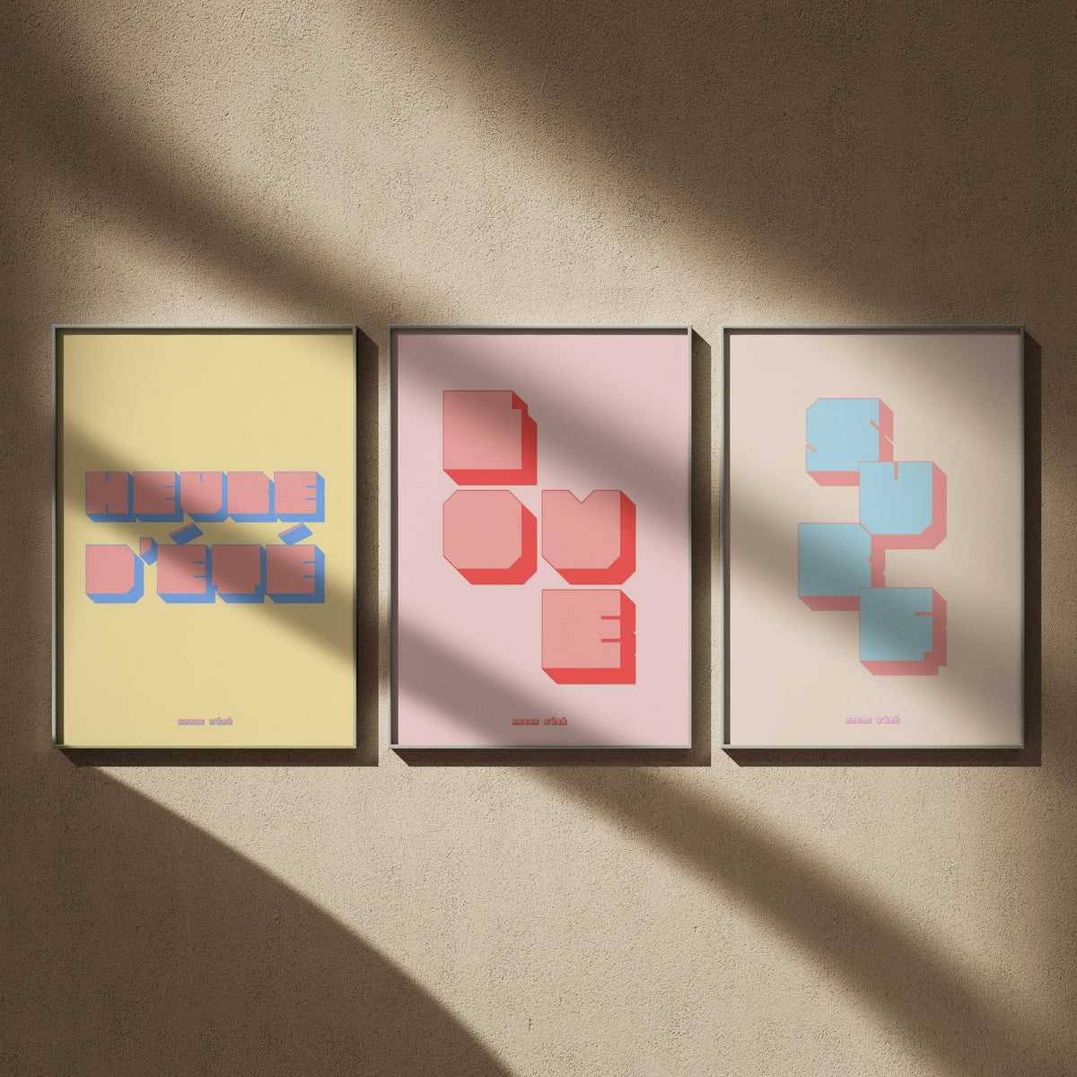 Triptyque rétro en 50x70 : Heure d'été, Love et Surf, encadrés côte à côte sur un mur beige
