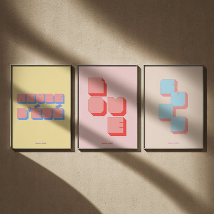 Triptyque rétro en 50x70 : Heure d'été, Love et Surf, encadrés côte à côte sur un mur beige