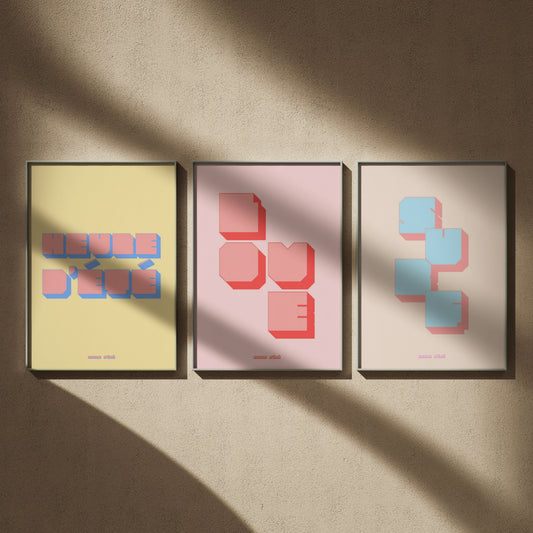 Triptyque rétro en 50x70 : Heure d'été, Love et Surf, encadrés côte à côte sur un mur beige