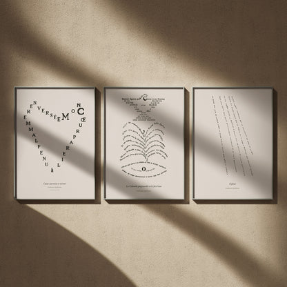 Triptyque calligrammes Apollinaire en 50x70 : Cœur couronne et miroir, La Colombe poignardée et le jet d'eau et Il pleut, encadrés côte à côte sur un mur beige
