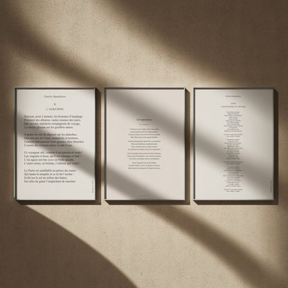 Triptyque Baudelaire en 50x70 : L'Albatros, Correspondances et L'Invitation au voyage, encadrés côte à côte sur un mur beige