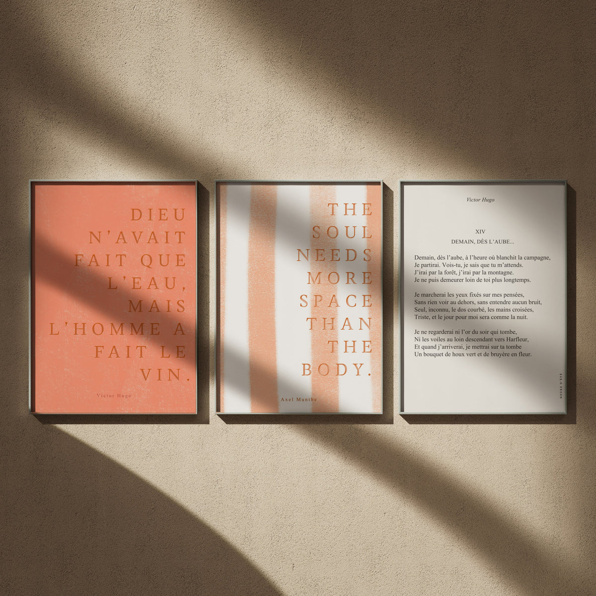 Triptyque citations littéraires en 50x70 : Mais l'homme a fait le vin, The soul needs more space, Axel Munthe et Demain, dès l'aube, encadrés côte à côte sur un mur beige