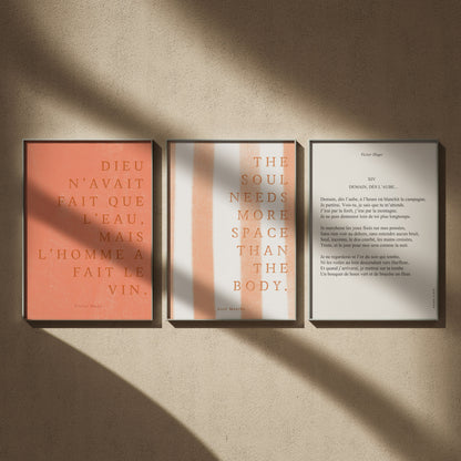 Triptyque citations littéraires en 50x70 : Mais l'homme a fait le vin, The soul needs more space, Axel Munthe et Demain, dès l'aube, encadrés côte à côte sur un mur beige