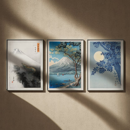 Triptyque estampe japonaise en 50x70 : Dragon et mont Fuji, Le mont Fuji depuis le lac Yamanaka et Cerisiers et lune, encadrés côte à côte sur un mur beige