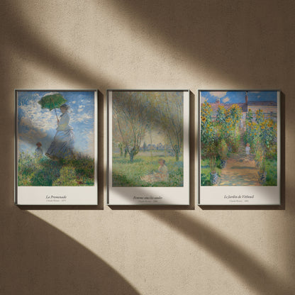 Triptyque Monet en 50x70 : La Promenade, Femme sous les saules et Le Jardin de Vétheuil, encadrés côte à côte sur un mur beige