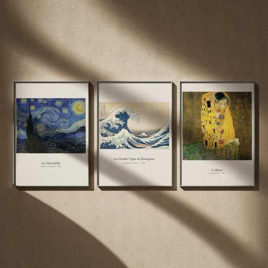 Triptyque tableaux de maîtres en 50x70 : La Nuit étoilée, La Grande Vague et Le Baiser, encadrés côte à côte sur un mur beige