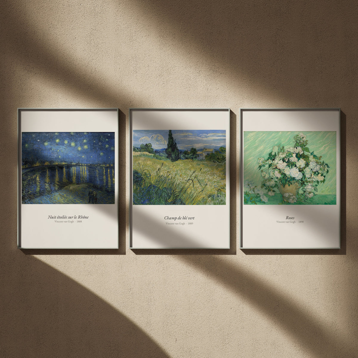 Triptyque Van Gogh en 50x70 : Nuit étoilée sur le Rhône, Champ de blé vert et Roses, encadrés côte à côte sur un mur beige