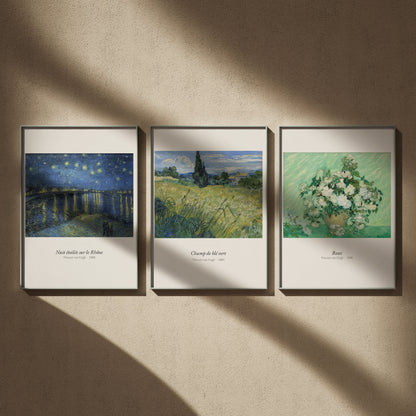 Triptyque Van Gogh en 50x70 : Nuit étoilée sur le Rhône, Champ de blé vert et Roses, encadrés côte à côte sur un mur beige