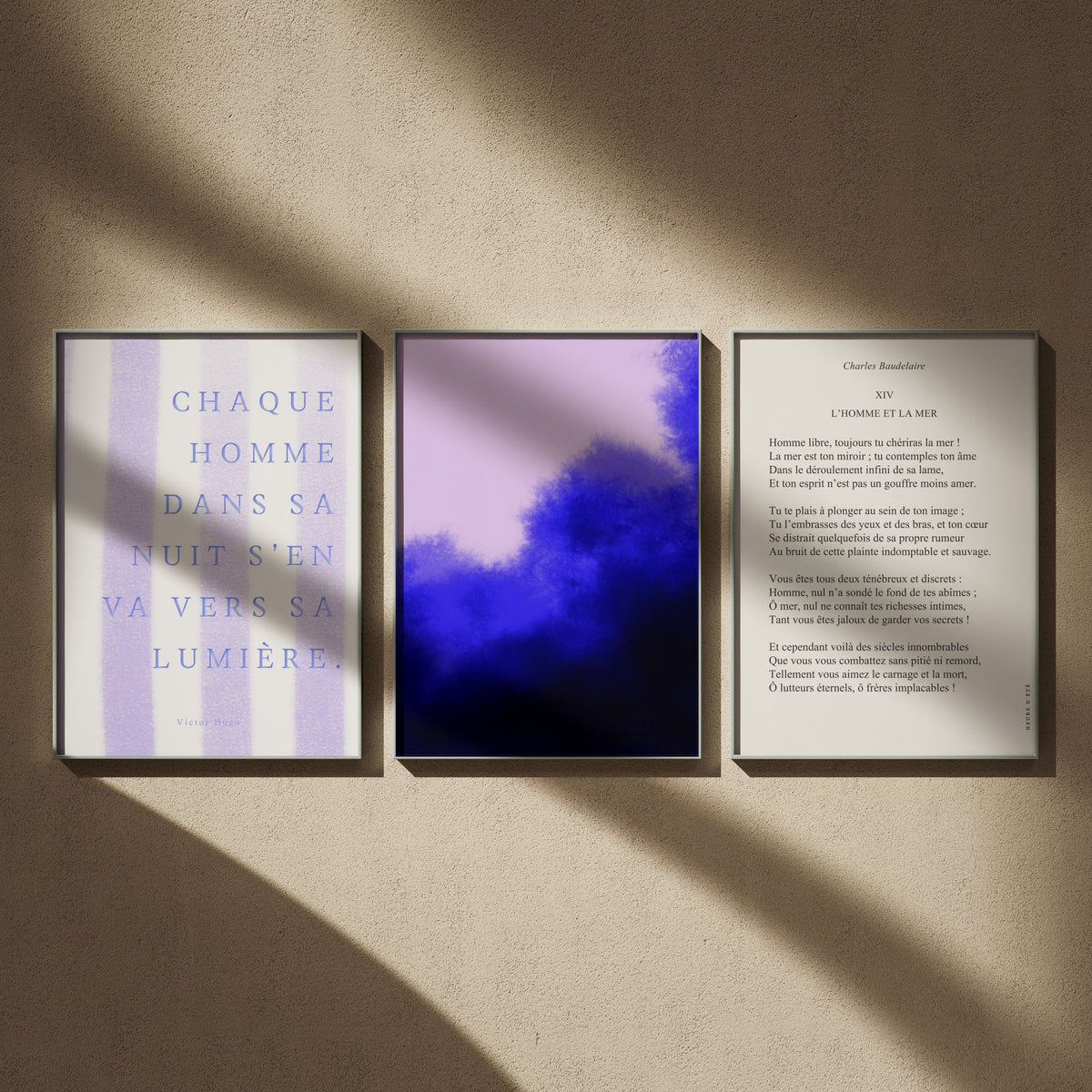 Triptyque chambre en 50x70 : Chaque homme dans sa nuit de Victor Hugo, Stillness No. 3 en bleu et lilas, L'Homme et la mer de Baudelaire, encadrés sur un mur beige