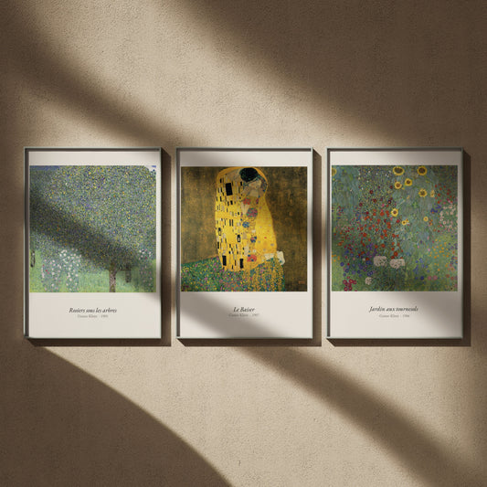 Triptyque Klimt en 50x70 : Rosiers sous les arbres, Le Baiser et Jardin aux tournesols, encadrés côte à côte sur un mur beige