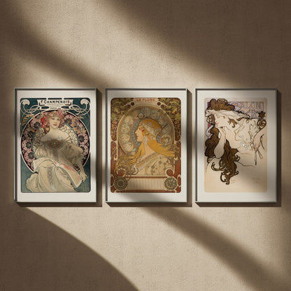 Triptyque Alphonse Mucha en 50x70 : Rêverie, Zodiaque et Salon des Cent, encadrés côte à côte dans un intérieur clair