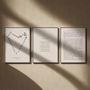Triptyque poésie en 50x70 : Cœur couronne et miroir d'Apollinaire, Demain, dès l'aube de Victor Hugo et la page de la madeleine de Proust, encadrés sur un mur beige