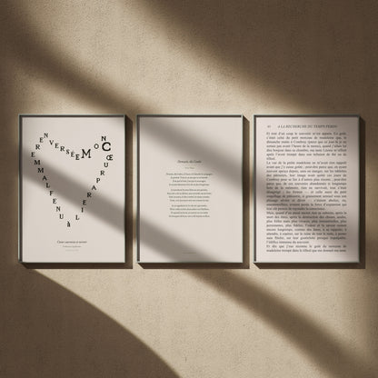 Triptyque poésie en 50x70 : Cœur couronne et miroir d'Apollinaire, Demain, dès l'aube de Victor Hugo et la page de la madeleine de Proust, encadrés sur un mur beige